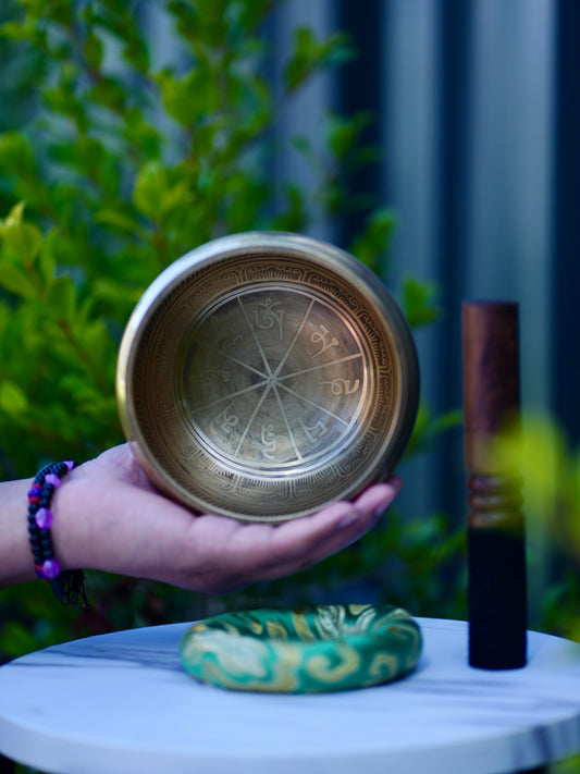 Om Mani Padme Hum with Sankha Singing Bowl