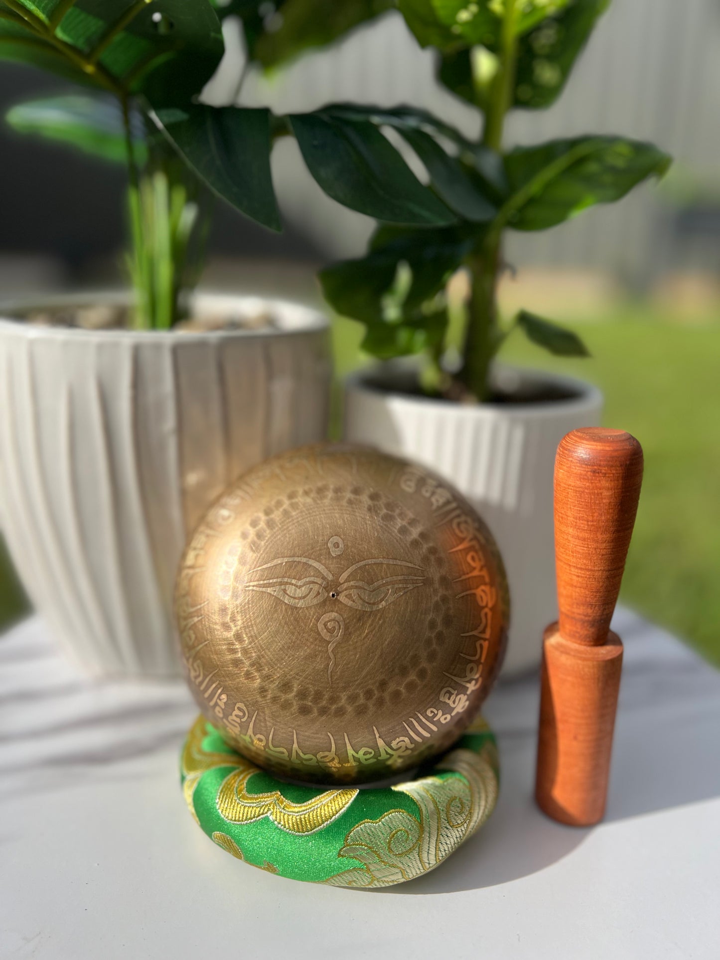 Peaceful Eye with Mantra Singing Bowl